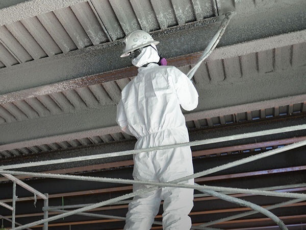 Werknemer van BVT aan het werk met een plafond