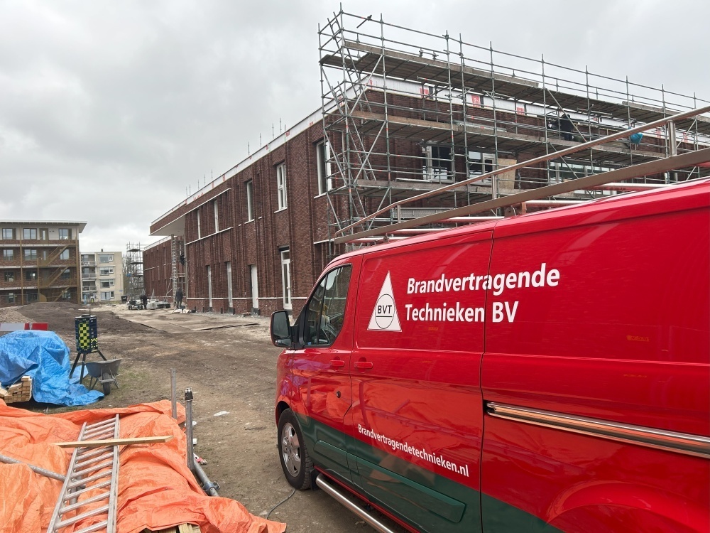Brandvertragende Technieken BV busje bij een verbouwing